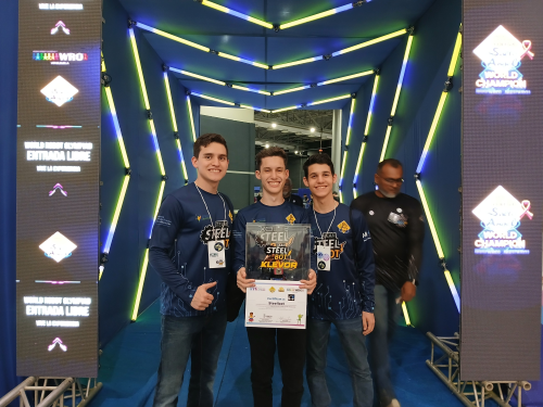Equipo Steel Bot en la competencia regional del Salto Ángel